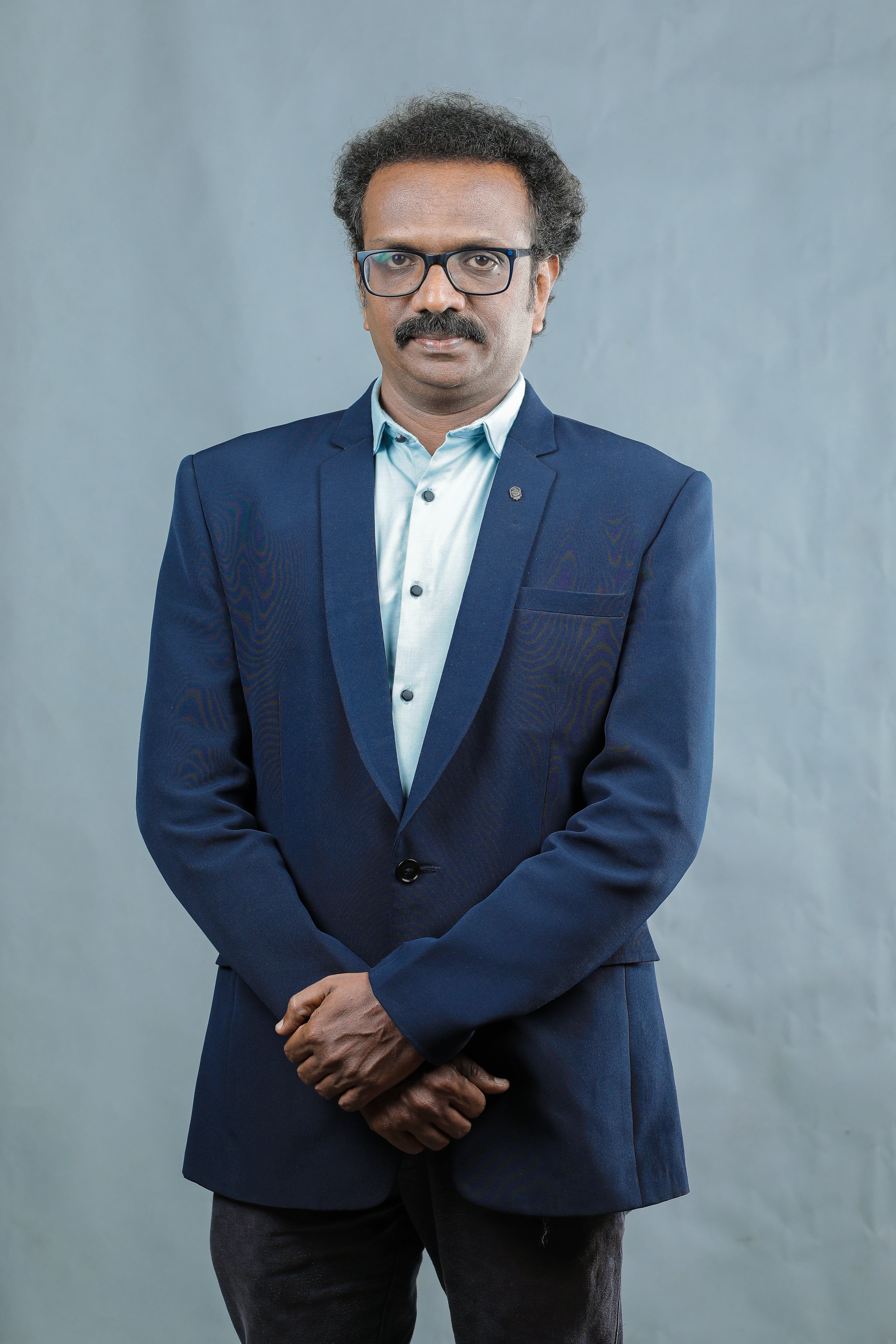 Dr.R.Ilakkuvan